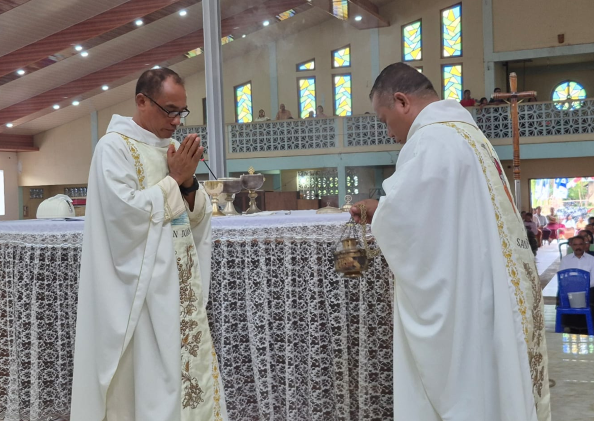 Serah Terima Pastor Paroki San Juan Lebao Tengah dari RD. Sirilus Lela Wutun kepada RD. Josef da Silva